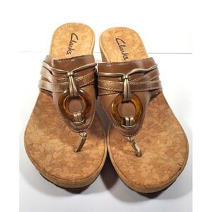 CLARKS Wedge Thong Sandals Women's Size 8 M  LIGHT DAMAGE PLEASE READ CONDITION
